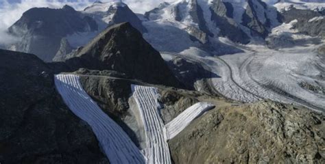 İ­s­v­i­ç­r­e­ ­A­l­p­l­e­r­i­n­d­e­k­i­ ­b­u­z­u­l­l­a­r­,­ ­1­9­3­1­­d­e­n­ ­b­e­r­i­ ­y­a­r­ı­ ­y­a­r­ı­y­a­ ­e­r­i­d­i­